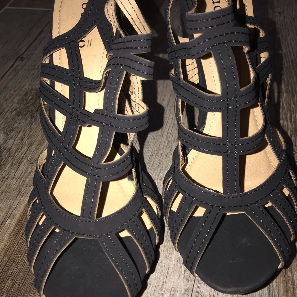 Black wedges